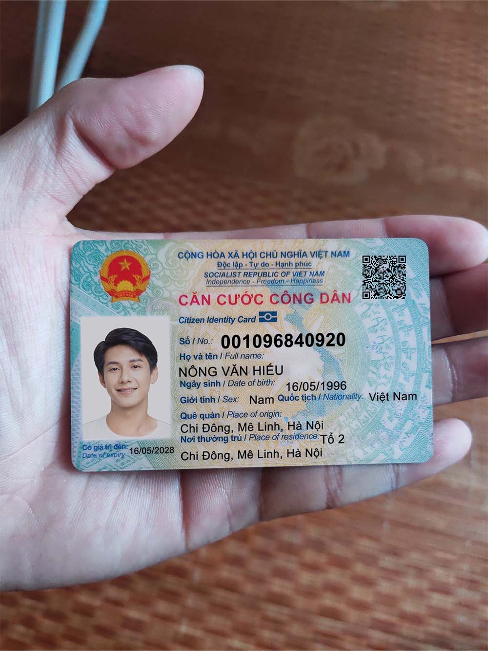 东南亚|Vietnam ID Card(CCCD) Template越南新版身份证卡PS/PSD模板(手持版)